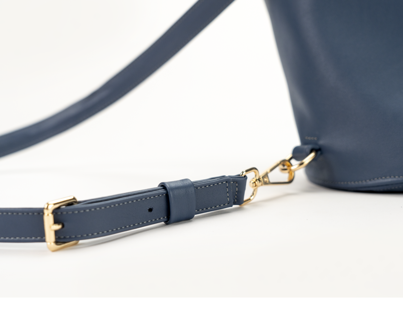 Kožna torba Okean – HideHub ručno rađena torba od prave kože u toplim tonovima