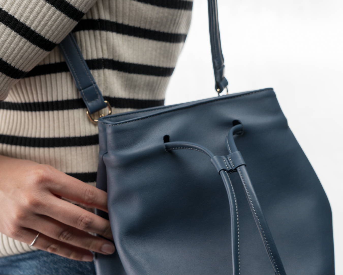 Kožna torba Okean – HideHub ručno rađena torba od prave kože u toplim tonovima